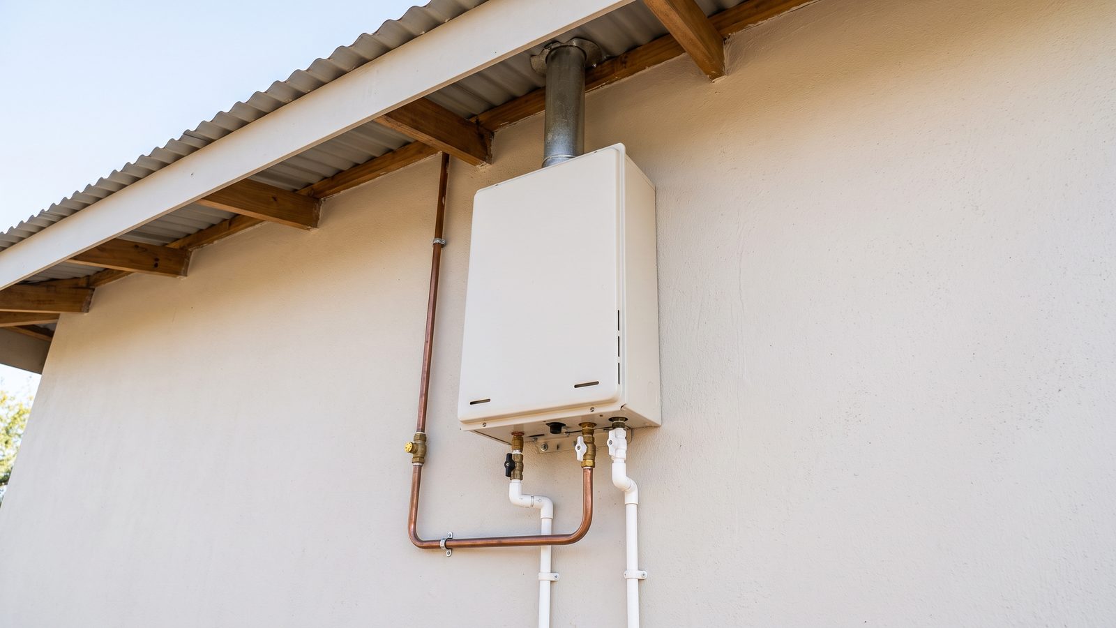 Wall-mounted gas geyser with copper gas line